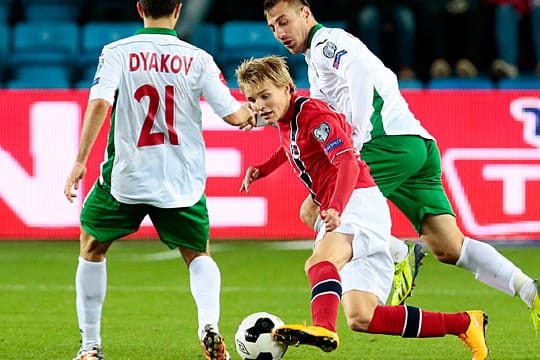 Martin Ödegaard (Mitte) schreibt gegen Bulgarien als jüngster Spieler der EM-Qualifikation Geschichte.