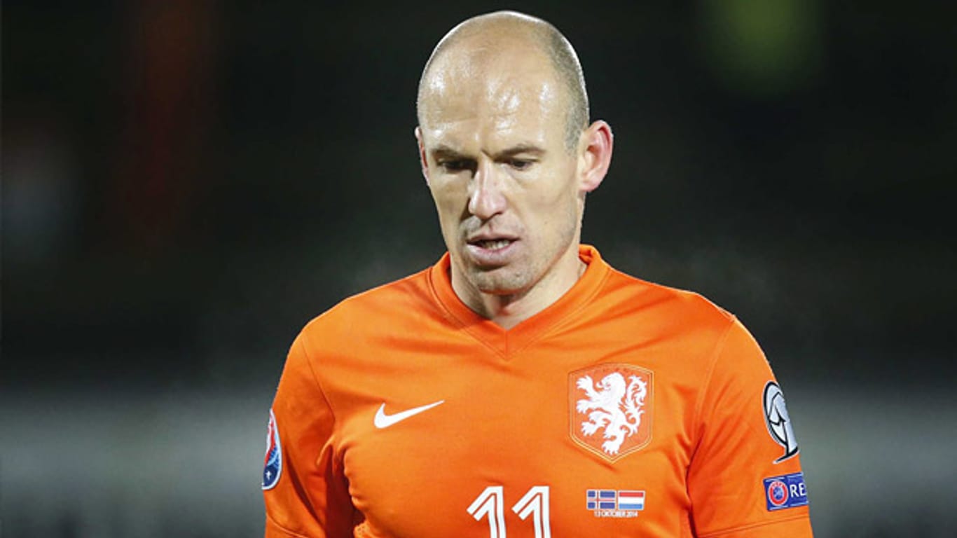 Arjen Robben verlässt nach der Pleite gegen Island gefrustet den Platz.