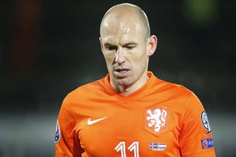 Arjen Robben verlässt nach der Pleite gegen Island gefrustet den Platz.