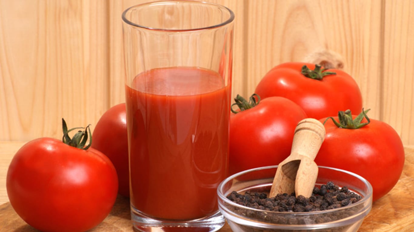 Mit frisch gemahlenem Pfeffer runden Sie Ihren Tomatensaft ab