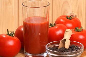 Mit frisch gemahlenem Pfeffer runden Sie Ihren Tomatensaft ab