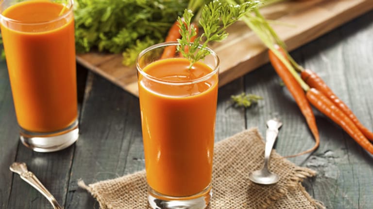 Frisch gepresster Karottensaft ist dank seinen Nährstoffen besonders empfehlenswert.