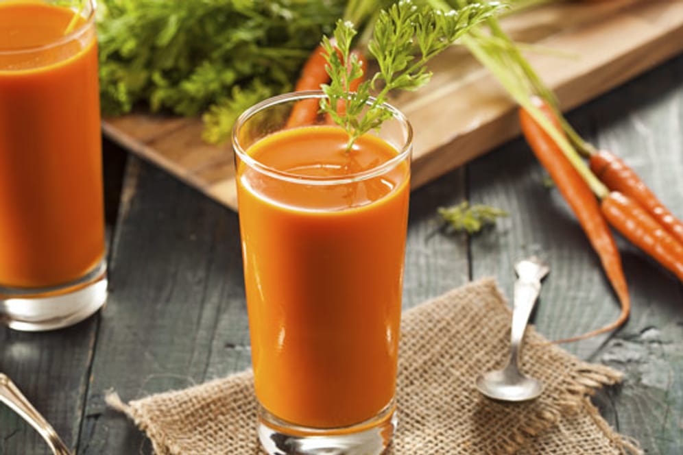 Frisch gepresster Karottensaft ist dank seinen Nährstoffen besonders empfehlenswert.