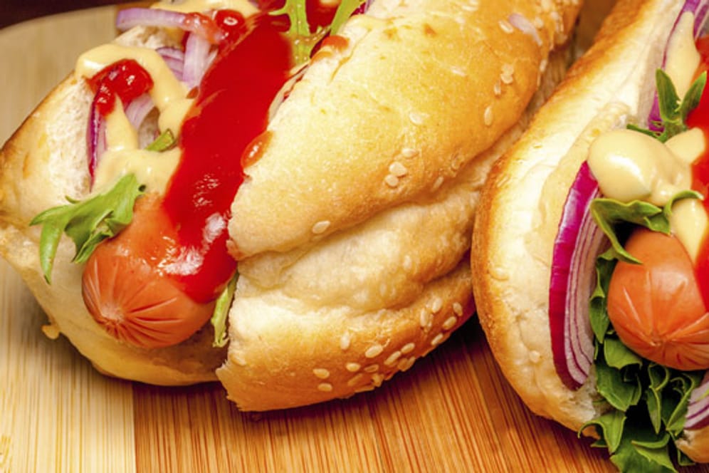 Ob mit Sauerkraut oder mit viel Ketchup - den Hot Dog können Sie nach Herzenslust belegen