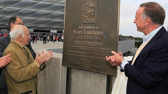 Landauer-Neffe Uri Siegel (li.) und Bayern-Vorstandschef Karl Heinz Rummenigge bei der Einweihung der Kurt-Landauer-Gedenktafel 2010.