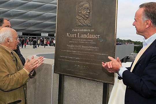Landauer-Neffe Uri Siegel (li.) und Bayern-Vorstandschef Karl Heinz Rummenigge bei der Einweihung der Kurt-Landauer-Gedenktafel 2010.
