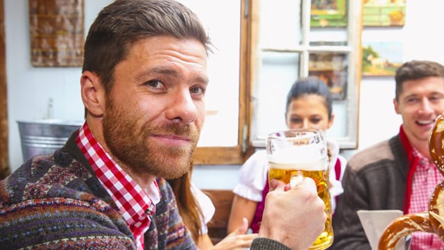 Angestrengtes Lächeln: Xabi Alonso bei seinem ersten Wiesn-Besuch mit dem FC Bayern.