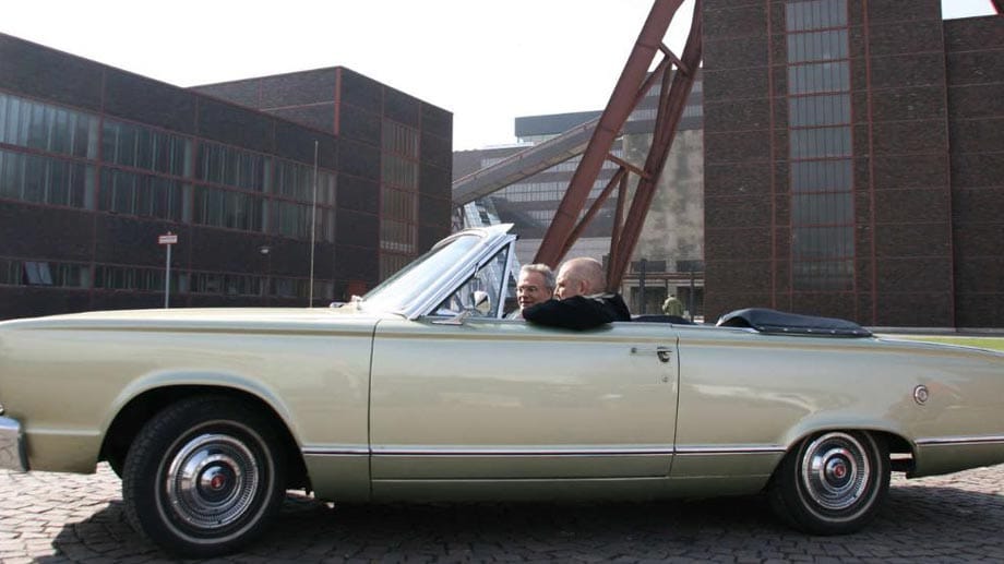 Einen besonderen Hang zu Exklusivität und Abwechslung hat der Kölner Ermittler Schenk (Dietmar Bär). Aus der Asservatenkammer seiner Dienststelle besorgt er sich immer wieder spritfressende US-Schlitten wie diesen 1966er Plymouth oder eine Corvette aus den 60er Jahren.