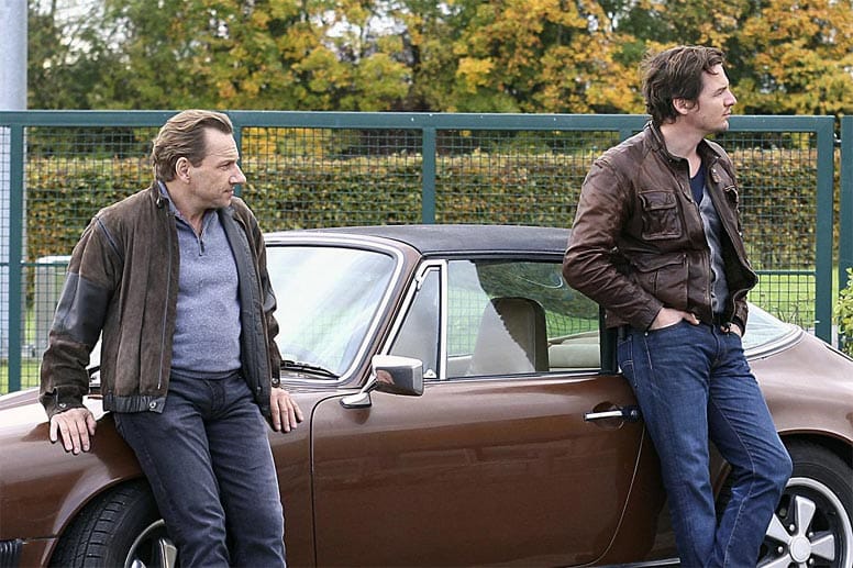 Auch der Stuttgarter "Tatort"-Cop Lannert (Richy Müller, li.) weiß genau, was er an seinem braunen Porsche Targa hat. Auch im richtigen Leben ist der Schauspieler ein echter Fan der Edelmarke, fährt einen Porsche Carrera und ist mit diesem auch schon mal beim Porsche Sports Cup mit von der Partie. Auch der Stuttgarter "Tatort"-Cop Lannert (Richy Müller, li.) weiß genau, was er an seinem braunen Porsche Targa hat. Auch im richtigen Leben ist der Schauspieler ein echter Fan der Edelmarke, fährt einen Porsche Carrera und ist mit diesem auch schon mal beim Porsche Sports Cup mit von der Partie.