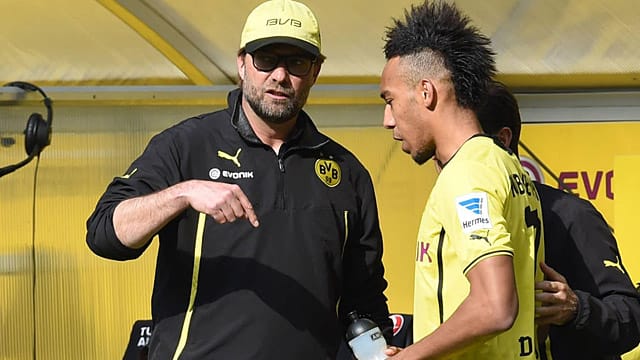 Angst vor Ebola: Jürgen Klopp (li.) hat mit Pierre-Emerick Aubameyang schon über das Thema intensiv gesprochen. Angst vor Ebola: Jürgen Klopp (li.) hat mit Pierre-Emerick Aubameyang schon über das Thema intensiv gesprochen.