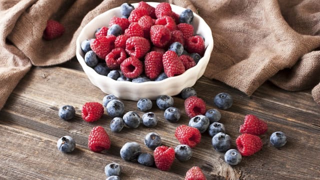 Aus den süßen Beeren können Sie leckeren Saft machen