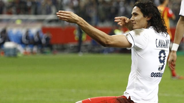 Fiktiv die Finger am Abzug: Edinson Cavani lässt sich zu einer grenzwertigen Jubelpose hinreißen. Fiktiv die Finger am Abzug: Edinson Cavani lässt sich zu einer grenzwertigen Jubelpose hinreißen.