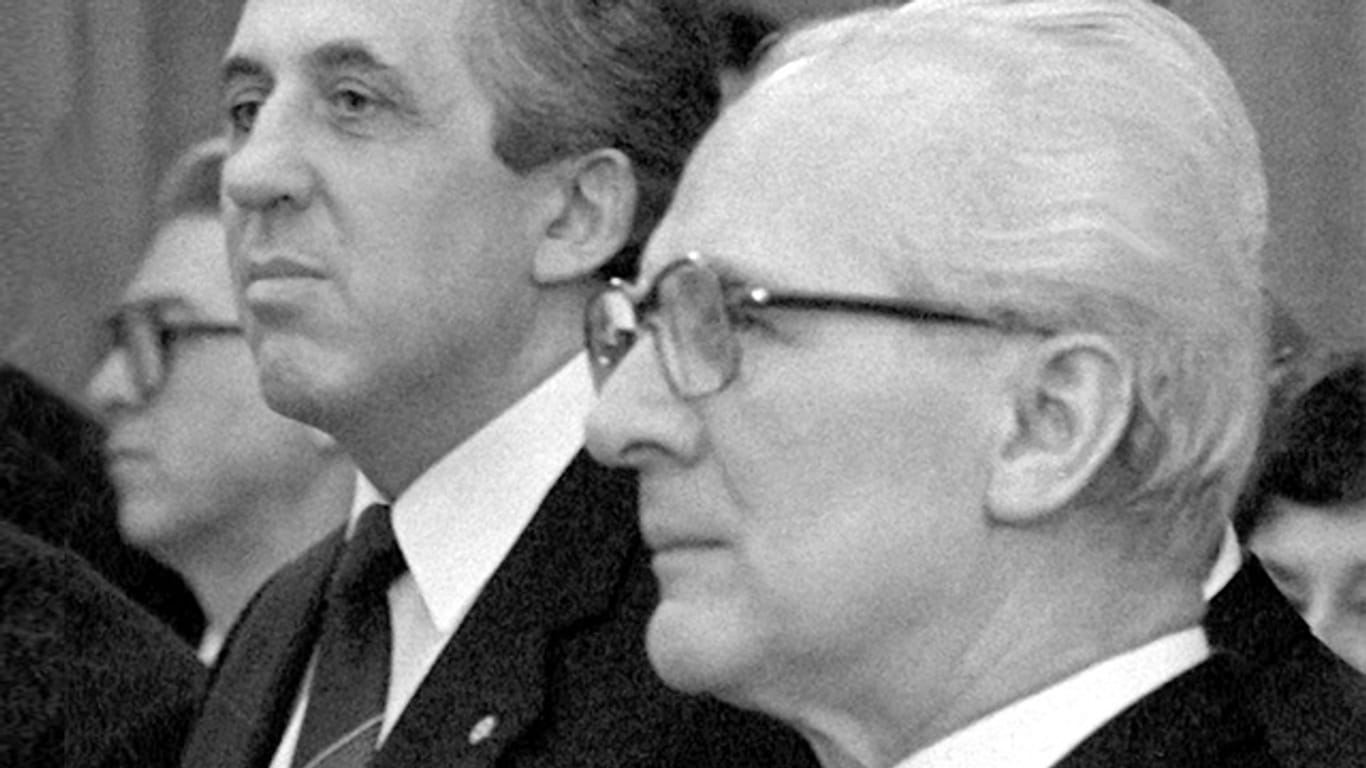 Erich Honecker (r.) und sein politischer Ziehsohn Egon Krenz - zum Rücktritt gezwungen