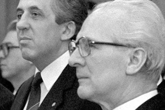 Erich Honecker (r.) und sein politischer Ziehsohn Egon Krenz - zum Rücktritt gezwungen