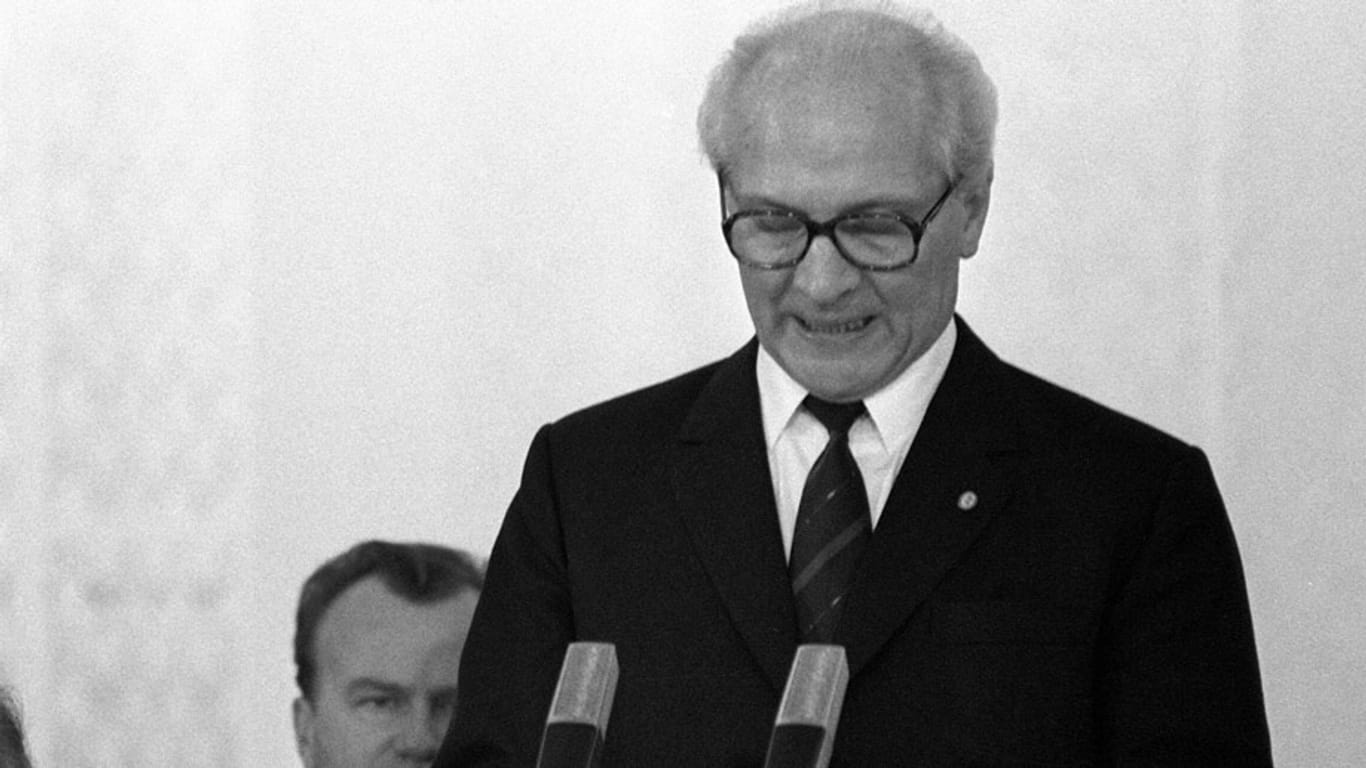 DDR-Staats- und Parteichef Erich Honecker - von den eigenen Genossen zum Rücktritt gezwungen