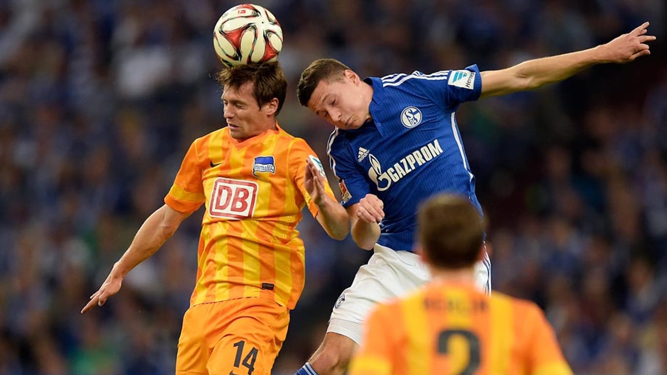 Valentin Stocker (li.) von Hertha BSC gewinnt das Kopfballduell gegen den Schalker Julian Draxler.