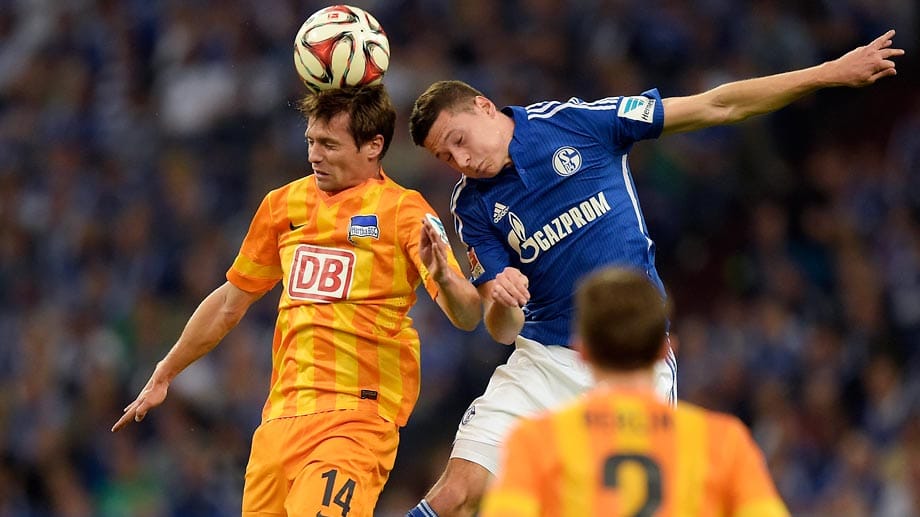 Valentin Stocker (li.) von Hertha BSC gewinnt das Kopfballduell gegen den Schalker Julian Draxler. Valentin Stocker (li.) von Hertha BSC gewinnt das Kopfballduell gegen den Schalker Julian Draxler.