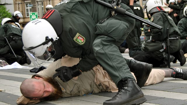 Gewaltsame Proteste von Islamisten im Mai 2012 in Solingen. Laut "Bild"-Zeitung ist der Mann am Boden der Dschihadist aus dem letzten IS-Drohvideo