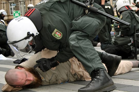 Gewaltsame Proteste von Islamisten im Mai 2012 in Solingen. Laut "Bild"-Zeitung ist der Mann am Boden der Dschihadist aus dem letzten IS-Drohvideo