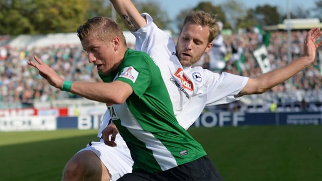 Marcus Piossek (li.) von Preußen Münster zieht am Arminen Daniel Brinkmann vorbei.