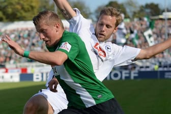 Marcus Piossek (li.) von Preußen Münster zieht am Arminen Daniel Brinkmann vorbei.