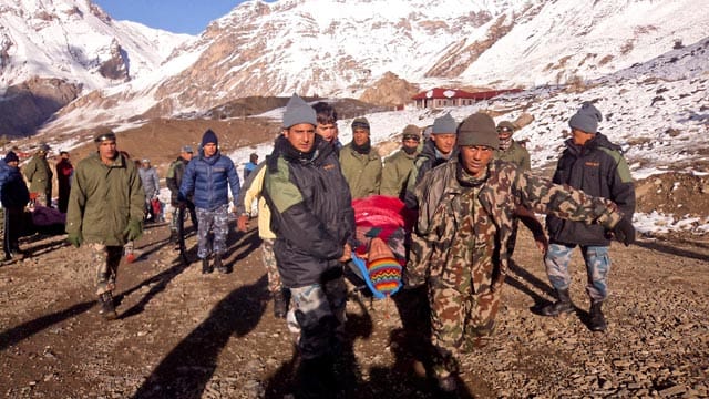 Fünf Tage nach dem verheerenden Schneesturm in Nepal mit bis zu 60 Toten wurden zehn Deutsche gerettet. Fünf Tage nach dem verheerenden Schneesturm in Nepal mit bis zu 60 Toten wurden zehn Deutsche gerettet.