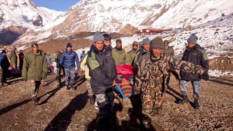 Fünf Tage nach dem verheerenden Schneesturm in Nepal mit bis zu 60 Toten wurden zehn Deutsche gerettet.