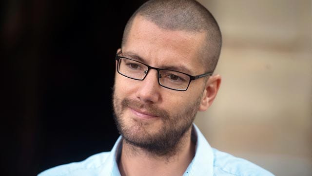 Nach der Infektion mit dem gefährlichen Ebola-Virus und Heilung kehrt der Brite William Pooley zurück ins Ebolagebiet in Sierra Leone, um Menschen zu helfen. Nach der Infektion mit dem gefährlichen Ebola-Virus und Heilung kehrt der Brite William Pooley zurück ins Ebolagebiet in Sierra Leone, um Menschen zu helfen.