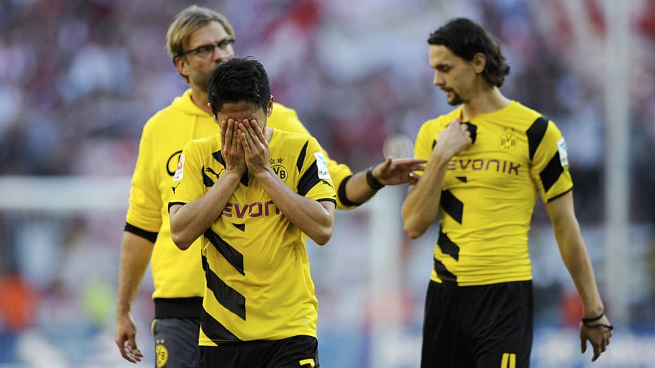 Am Tiefpunkt: BVB-Trainer Jürgen Klopp mit seinen Spielern Shinji Kagawa und Neven Subotic (v. li.) nach der Niederlage gegen Köln. Am Tiefpunkt: BVB-Trainer Jürgen Klopp mit seinen Spielern Shinji Kagawa und Neven Subotic (v. li.) nach der Niederlage gegen Köln.
