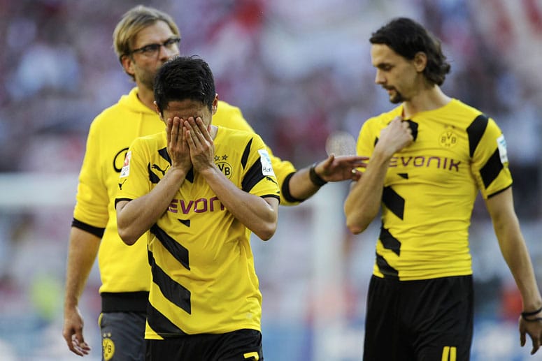 Am Tiefpunkt: BVB-Trainer Jürgen Klopp mit seinen Spielern Shinji Kagawa und Neven Subotic (v. li.) nach der Niederlage gegen Köln.