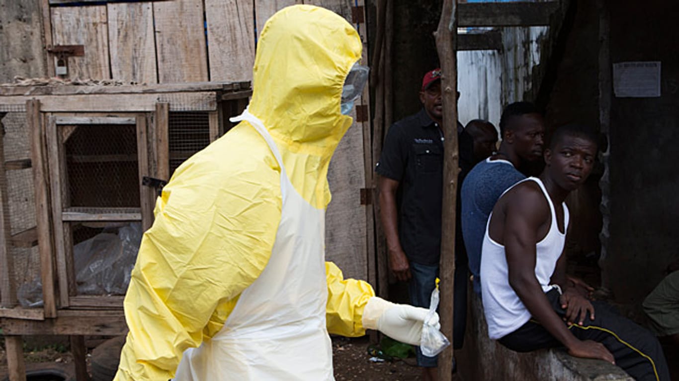 Kritisch beäugt: Ebola-Helfer in Sierra Leone