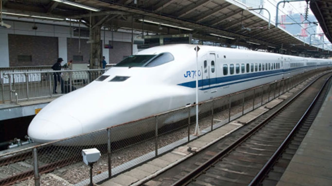 Der pünktlichste Hochgeschwindigkeitszug Japans Shinkansen hat den typischen Design: Er ist schlank und hat eine schnabelartige Schnauze.