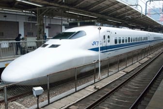 Der pünktlichste Hochgeschwindigkeitszug Japans Shinkansen hat den typischen Design: Er ist schlank und hat eine schnabelartige Schnauze.