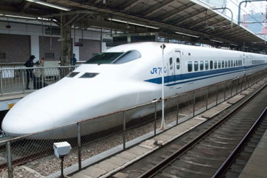 Der pünktlichste Hochgeschwindigkeitszug Japans Shinkansen hat den typischen Design: Er ist schlank und hat eine schnabelartige Schnauze.