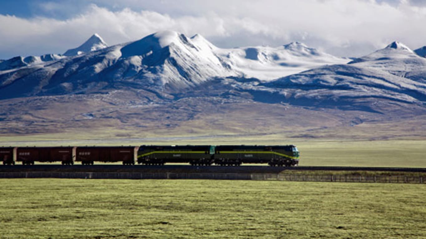 Während einer Reise von Nordchina nach Tibet können Sie eine wunderschöne Panorama genießen.