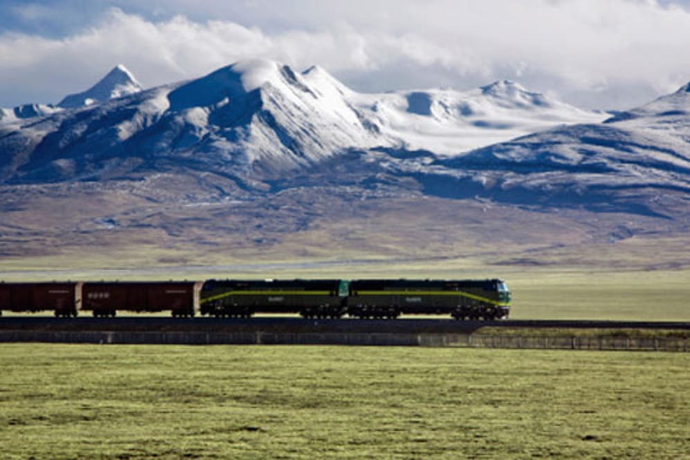Während einer Reise von Nordchina nach Tibet können Sie eine wunderschöne Panorama genießen.