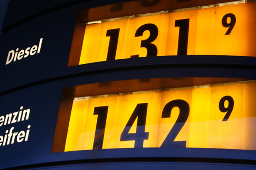 Wegen sinkender Rohölpreise können die Autofahrer sich auf günstigere Spritpreise freuen