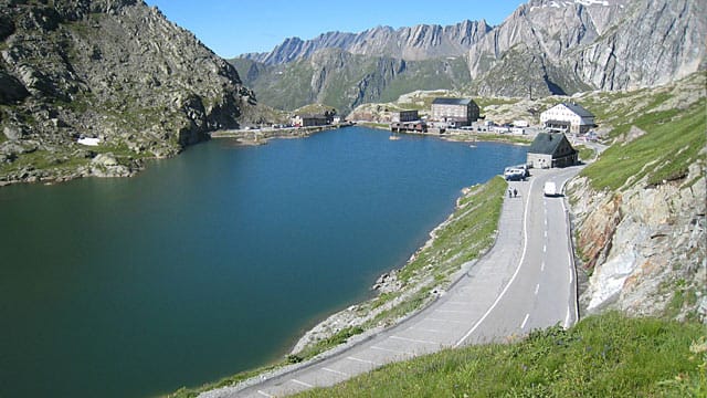 Der Große St. Bernhard Pass ist im Sommer ein hübsches Postkartenmotiv - im Winter ist er jedoch nicht befahrbar.