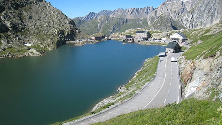 Der Große St. Bernhard Pass ist im Sommer ein hübsches Postkartenmotiv - im Winter ist er jedoch nicht befahrbar.