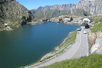 Der Große St. Bernhard Pass ist im Sommer ein hübsches Postkartenmotiv - im Winter ist er jedoch nicht befahrbar.