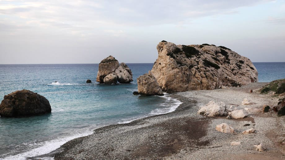 Der Strand der Aphrodite auf Zypern: In der Nebensaison lockt die Mittelmeerinsel Wanderer und Kulturinteressierte.