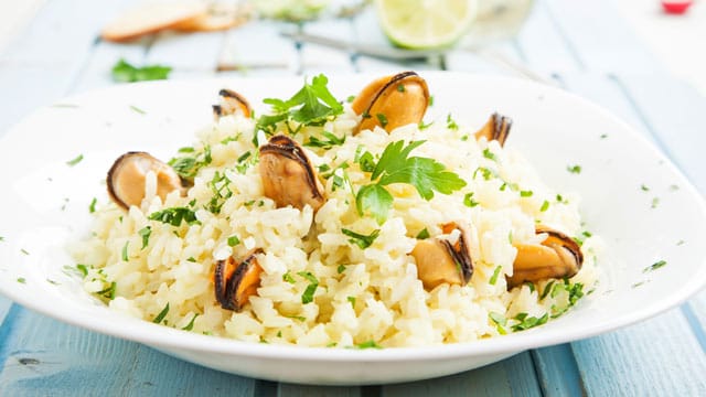 Ein Safran-Risotto mit Muscheln schmeckt besonders lecker.