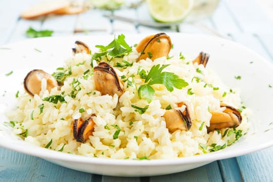 Ein Safran-Risotto mit Muscheln schmeckt besonders lecker.