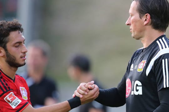Roger Schmidt (re.) ist zufrieden mit Hakan Calhanoglu.