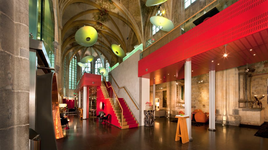 Das Kruisherenhotel liegt mitten im Stadtzentrum von Maastricht. Das Kreuzherrenkloster aus dem 15. Jahrhundert wurde in der Zeit von 2000 bis 2005 komplett restauriert und in einzigartiges Designhotel umgewandelt, indem Historie und Moderne ineinander verschmelzen.