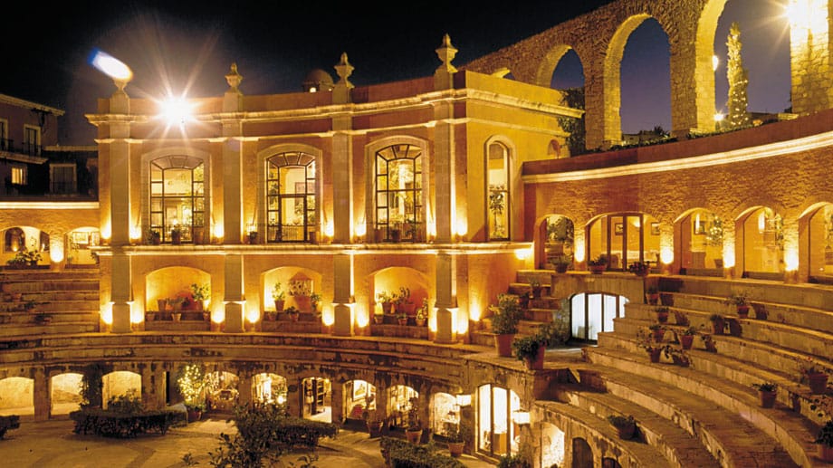 Das Hotel Quinta Real befindet sich in der mexikanischen Stadt Zacatecas, welche für ihre koloniale Architektur bekannt ist. Das Fünf-Sterne-Hotel ist in eine ehemalige Stierkampfarena aus dem 19. Jahrhundert integriert worden.