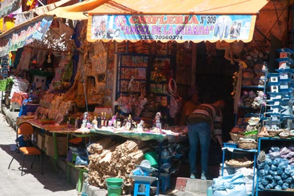 Der Hexenmarkt von La Paz lockt mit okkulten Angeboten.