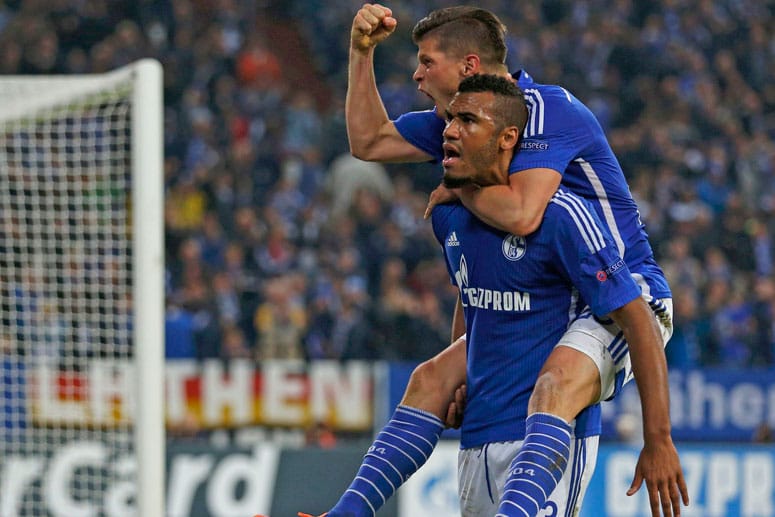 Die beiden S04-Offensivakteure Klaas Jan Huntelaar und Eric Maxim Choupo-Moting (vorne) beim Torjubel.