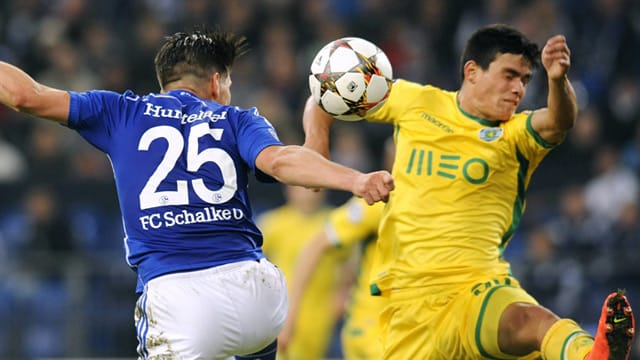 Strittiger Moment: Klaas-Jan Huntelaar (links) köpfte seinem Gegenspieler den Ball in dieser Szene ins Gesicht. Dennoch gab es einen Handelfmeter.