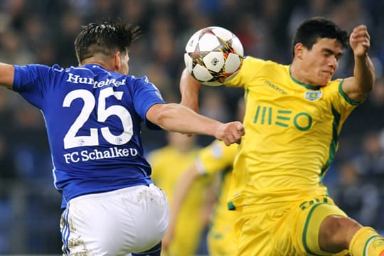 Strittiger Moment: Klaas-Jan Huntelaar (links) köpfte seinem Gegenspieler den Ball in dieser Szene ins Gesicht. Dennoch gab es einen Handelfmeter.
